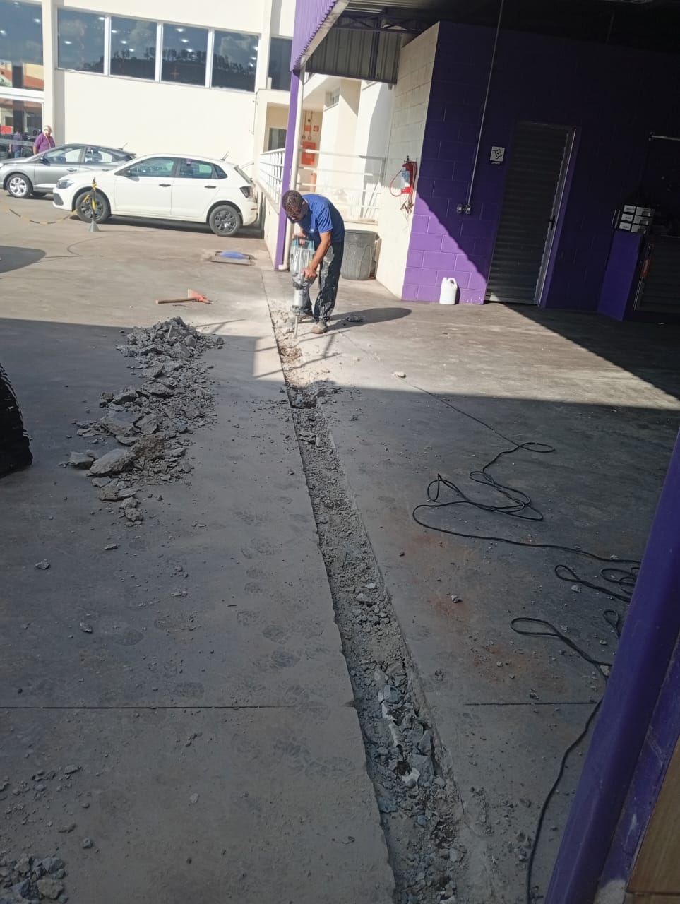 Obra civil — abertura de canaleta