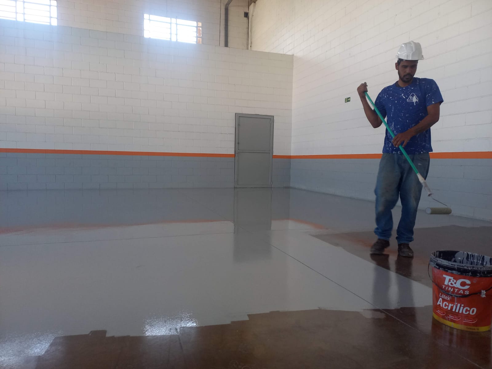 Pintura epóxi de piso industrial